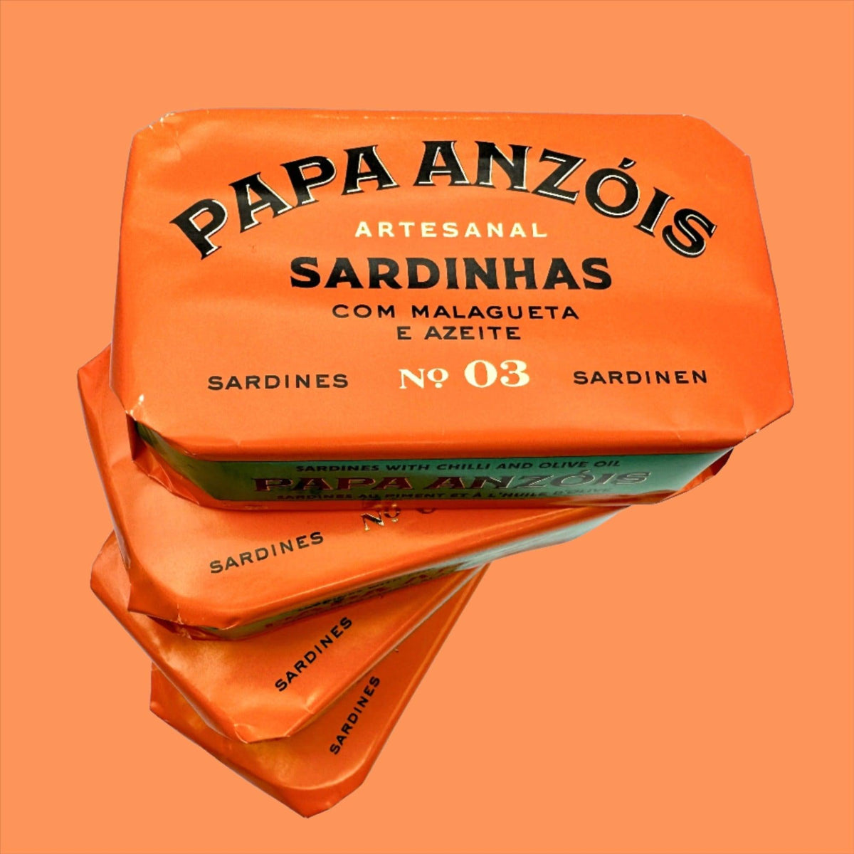 Sardinės alyvuogių aliejuje su čili pipiru Papa Anzois raudoname fone